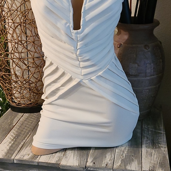 BEAUTIFUL WHITE PLUNGE V NECKLINE SM FITTED DRESS - Picture 11 of 16